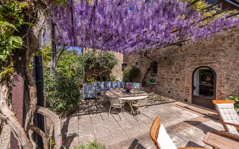 Monticchiello Apartment With Garden, Wifi, Pienza,: Pianta, Mobilia, Costruzione, Fiore, Tavolo, Viola, Albero, Mobili Da Esterno, Street Luce, Sedia