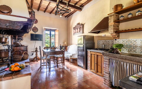 Monticchiello Apartment With Garden, Wifi, Pienza,: Tavolo, Mobilia, Proprietà, Cabinetry, Legna, Cucina, Interior Design, Controsoffitto, Cornice, Soggiorno