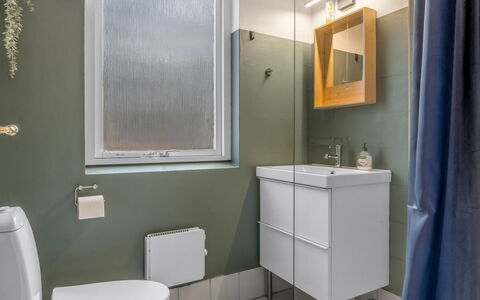 Idalina - 700M from the Sea: Toilet Seat, Bagno, Idraulico Fixture, Parete, Gabinetto, Interior Design, Pavimentazione, Pavimento, Lavello, Idraulico