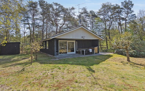 Idalina - 700M from the Sea: Tetto, Casa, Lotto, Casa, Villetta, Estate, Edifici Giardino, Shade, Log Cabin, Landscaping