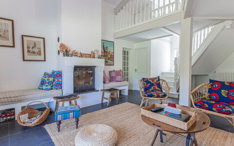 Caloye: Tavolo, Cornice, Proprietà, Mobilia, Divano, Azzurro, Interior Design, Soggiorno, Legna, Pavimentazione