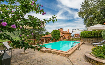 Castagneto Carducci 300: Acqua, Pianta, Nube, Cielo, Piscina, Mobili Da Esterno, Albero, Costruzione, Shade, Tempo Libero