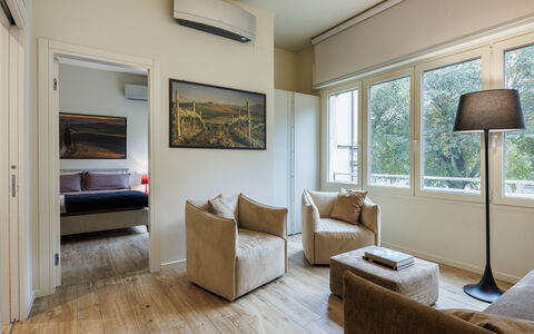 Betty Florence Charming Modern Apartment Near Piaz: Divano, Proprietà, Mobilia, Comfort, Tavolo, Finestra, Legna, Interior Design, Pavimentazione, Cornice