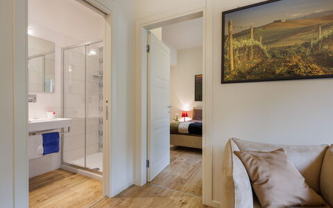 Betty Florence Charming Modern Apartment Near Piaz: Specchio, Proprietà, Mobilia, Costruzione, Mobiletto Del Bagno, Legna, Bagno, Comfort, Idraulico Fixture, Interior Design