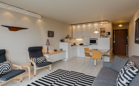 Le Drakkar: Mobilia, Tavolo, Costruzione, Sedia, Cornice, Comfort, Casa, Interior Design, Pavimentazione, Pavimento