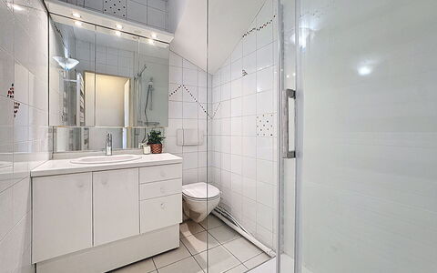 Le Drakkar: Pavimentazione, Interior Design, Pavimento, Idraulico Fixture, Bagno, Soffitto, Idraulico, Piastrella, Mobiletto Del Bagno, Materiale Composito