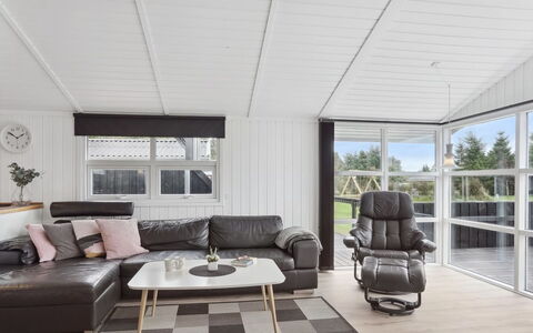 Sylvi - 750M from the Sea: Mobilia, Interior Design, Pavimentazione, Legna, Pavimento, Soffitto, Pavimento In Legno, Sedia, Tavolo, Illuminazione