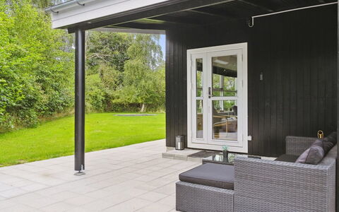 Merilin - 300M from the Sea: Tetto, Casa, Porta, Villetta, Shade, Raccordo, Cortile, Estate, Backyard