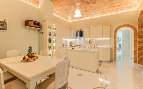Charming Apartment Cartoni - Città Della Pieve, Um: Mobilia, Tavolo, Costruzione, Sedia, Illuminazione, Cornice, Interior Design, Pavimento, Pavimentazione, Cassetto