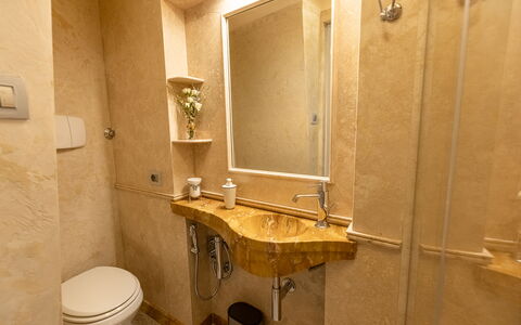 Charming Apartment Cartoni - Città Della Pieve, Um: Specchio, Rubinetto, Idraulico Fixture, Lavandino Del Bagno, Lavello, Pianta, Costruzione, Bagno, Pavimento, Idraulico