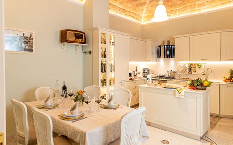 Charming Apartment Cartoni - Città Della Pieve, Um: Mobilia, Tavolo, Proprietà, Cabinetry, Sedia, Interior Design, Illuminazione, Controsoffitto, Pavimento, Tavola