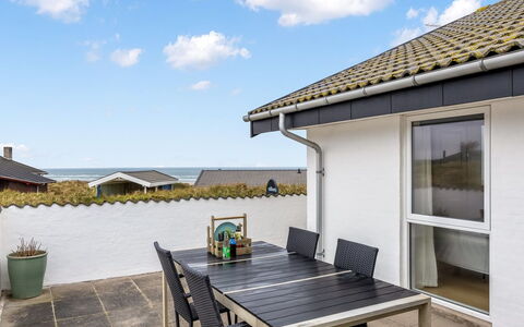 Hilmer - 180M from the Sea: Casa, Porta, Shade, Sedia, Balcone, Illuminazione Diurna, Portico, Mobili Da Esterno, Deck, Villa