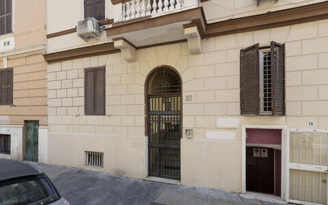 Pratolina: Proprietà, Costruzione, Finestra, Auto, Veicolo, Porta, Architettura, Quartiere, Zona Residenziale, Parete