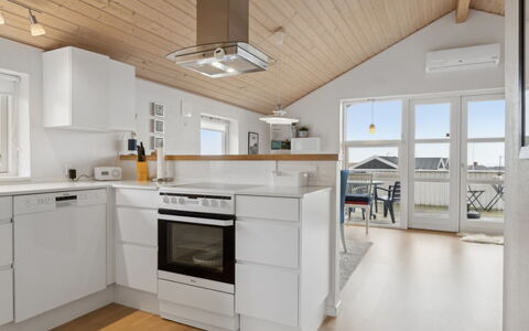 Yvette - 150M from the Sea: Pavimentazione, Legna, Cucina, Controsoffitto, Soffitto, Pavimento, Interior Design, Cabinetry, Elettrodomestico Da Cucina, Pavimento In Legno