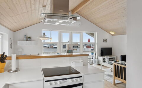 Yvette - 150M from the Sea: Legna, Soffitto, Cucina, Pavimentazione, Interior Design, Controsoffitto, Lampada, Mobilia, Pavimento, Illuminazione