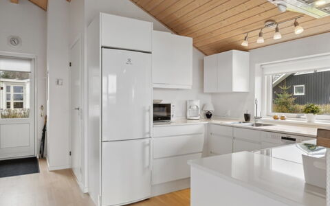 Yvette - 150M from the Sea: Cucina, Elettrodomestico Da Cucina, Controsoffitto, Pavimentazione, Interior Design, Apparecchio Major, Legna, Cabinetry, Soffitto, Pavimento