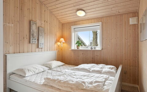 Yvette - 150M from the Sea: Camera Da Letto, Letto, Legna, Interior Design, Soffitto, Pavimento, Lenzuolo, Bedding, Pavimentazione, Telaio Del Letto