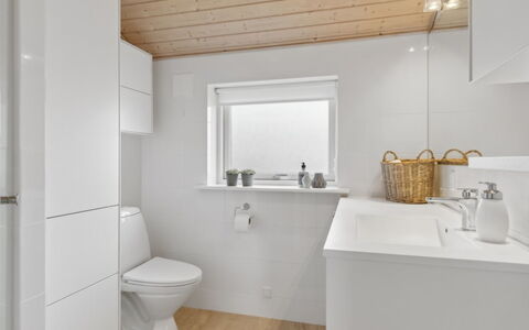 Yvette - 150M from the Sea: Idraulico Fixture, Pavimentazione, Parete, Pavimento, Interior Design, Bagno, Lavello, Legna, Lavandino Del Bagno, Mobiletto Del Bagno