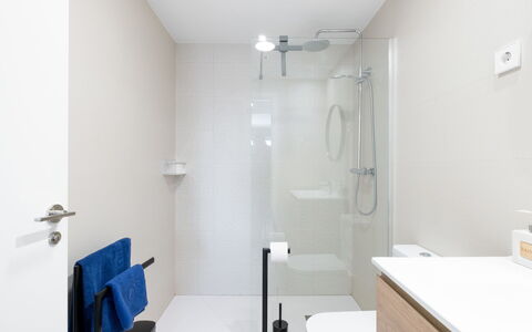 Sunrise Tower: Bagno, Interior Design, Parete, Pavimentazione, Idraulico Fixture, Pavimento, Lavandino Del Bagno, Mobiletto Del Bagno, Lavello, Rubinetto