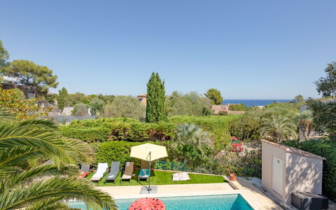 Le Beauregard: Cielo, Pianta, Acqua, Proprietà, Azzurro, Albero, Piscina, Costruzione, Paesaggio, Tempo Libero