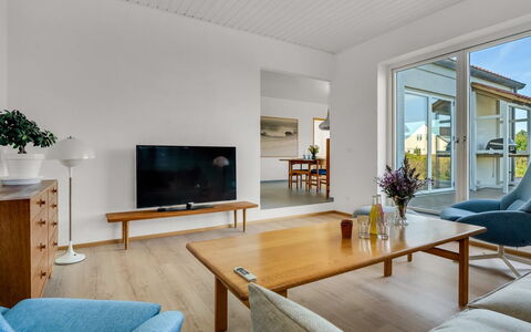 Yakari - 1Km from the Sea: Pavimentazione, Interior Design, Pavimento, Legna, Mobilia, Pavimento In Legno, Soffitto, Casa, Illuminazione, Soggiorno