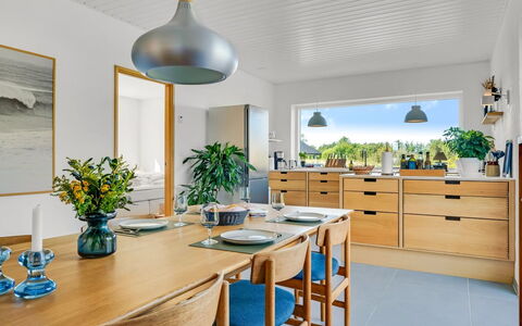 Yakari - 1Km from the Sea: Mobilia, Interior Design, Legna, Cucina, Controsoffitto, Soffitto, Pavimentazione, Cabinetry, Lampada, Tavolo