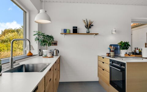 Yakari - 1Km from the Sea: Controsoffitto, Cucina, Legna, Mobilia, Cabinetry, Pavimentazione, Idraulico Fixture, Lavello, Rubinetto, Elettrodomestico Da Cucina