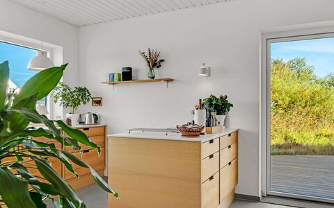 Yakari - 1Km from the Sea: Legna, Pavimentazione, Mobilia, Pavimento, Pavimento In Legno, Cabinetry, Controsoffitto, Vaso Di Fiori, Color Legno, Cucina