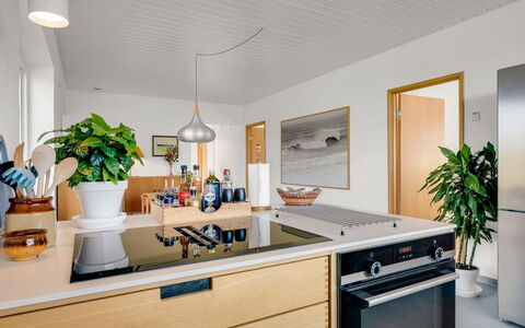 Yakari - 1Km from the Sea: Cucina, Controsoffitto, Interior Design, Mobilia, Elettrodomestico Da Cucina, Legna, Soffitto, Elettrodomestico, Cabinetry, Pavimentazione