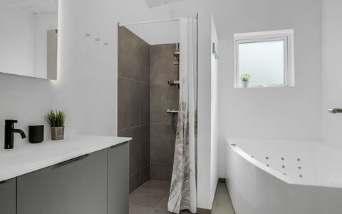 Florida - from the Sea: Parete, Pavimentazione, Interior Design, Idraulico Fixture, Pavimento, Bagno, Vasca Da Bagno, Soffitto, Idraulico, Casa