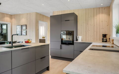 Florida - from the Sea: Cucina, Pavimentazione, Controsoffitto, Mobilia, Cabinetry, Legna, Elettrodomestico Da Cucina, Interior Design, Pavimento, Apparecchio Major