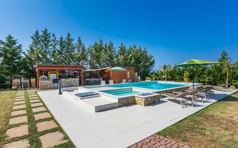 Villa della Duna: Cielo, Pianta, Albero, Shade, Piscina, Mobili Da Esterno, Urban Design, Casa, Paesaggio, Erba