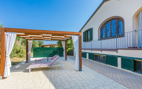 Villa della Duna: Cielo, Finestra, Shade, Urban Design, Manto Stradale, Mobili Da Esterno, Legna, Zona Residenziale, Tempo Libero, Facciata