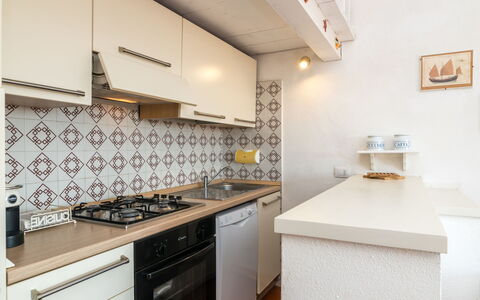 Arcobaleno: Cabinetry, Controsoffitto, Mobilia, Costruzione, Cucina, Cucina Stufa, Legna, Cassetto, Interior Design, Pavimentazione