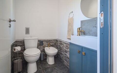 Douro View: Idraulico Fixture, Lavello, Viola, Cabinetry, Bagno, Interior Design, Pavimento, Specchio, Mobiletto Del Bagno