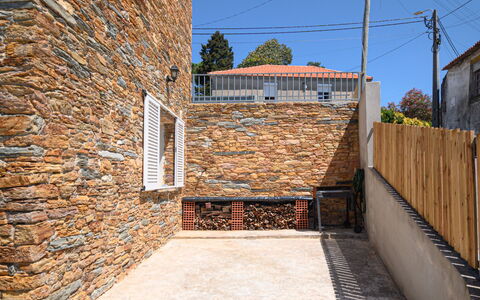 Douro View: Cielo, Proprietà, Manto Stradale, Legna, Costruzione, Le Scale, Brick, Finestra, Pavimentazione, Albero
