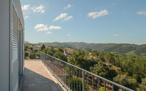 Douro View: Nube, Cielo, Giorno, Proprietà, Costruzione, Recinzione, Albero, Montagna, Pianta, Casa
