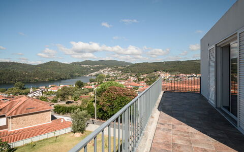 Douro View: Nube, Cielo, Costruzione, Proprietà, Pianta, Legna, Albero, Urban Design, Casa, Finestra