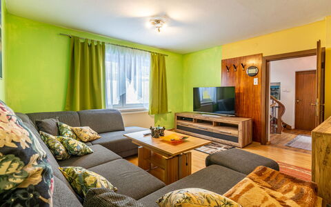 Haus Hilda: Divano, Proprietà, Cornice, Tavolo, Comfort, Soggiorno, Interior Design, Divano Letto, Pavimento, Legna
