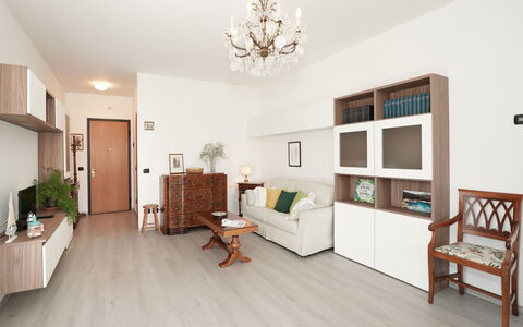 Marì: Mobilia, Pianta Della Casa, Pianta, Tavolo, Divano, Legna, Illuminazione, Interior Design, Architettura, Soggiorno