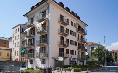Marì: Cielo, Pianta, Costruzione, Finestra, Proprietà, Street Luce, Condominio, Casa, Urban Design, Albero
