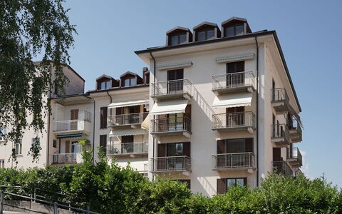 Marì: Costruzione, Cielo, Proprietà, Finestra, Albero, Urban Design, Condominio, Casa, Pianta, Proprietà Del Materiale