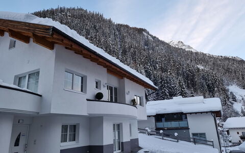 Christians Hamat: Cielo, Neve, Costruzione, Finestra, Nube, Montagna, Casa, Pendenza, Quartiere