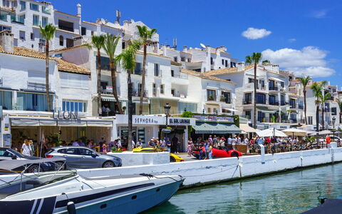 Puerto Banus First Line: Cielo, Costruzione, Mobilia, Giorno, Proprietà, Sedia, Luce, Tavolo, Natura, Shade