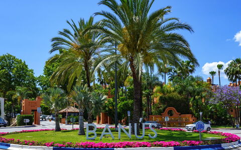 Puerto Banus First Line: Cielo, Costruzione, Mobilia, Giorno, Proprietà, Sedia, Luce, Tavolo, Natura, Shade