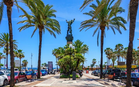 Puerto Banus First Line: Cielo, Costruzione, Mobilia, Giorno, Proprietà, Sedia, Luce, Tavolo, Natura, Shade