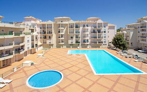 Sunny Beach Treasure: Acqua, Proprietà, Cielo, Finestra, Costruzione, Azzurro, Piscina, Urban Design, Casa, Condominio