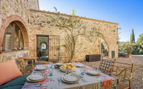 Lina - Podere Ribatti - Casole D'elsa, Toscana: Tavolo, Cielo, Tavola, Proprietà, Mobilia, Dishware, Pianta, Azzurro, Piatto, Tovaglia