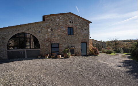 Lina - Podere Ribatti - Casole D'elsa, Toscana: Cielo, Proprietà, Pianta, Finestra, Costruzione, Nube, Lotto, Manto Stradale, Paesaggio, Facciata