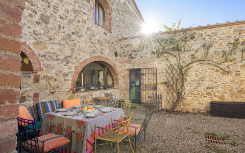 Alice - Podere Ribatti - Casole D'elsa, Toscana: Tavolo, Proprietà, Cielo, Mobilia, Finestra, Costruzione, Sedia, Interior Design, Pianta, Tavolo Esterno